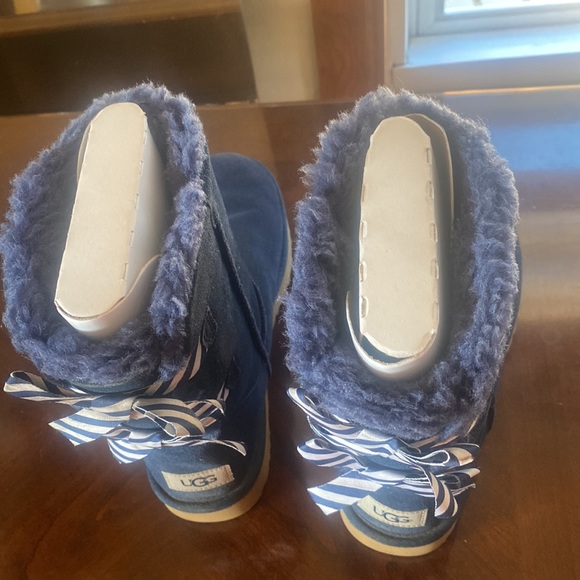 - 🦊 Ugg navy blue and box. Navy with striped bows. Pic show all minor mark… - Picture 10 of 16